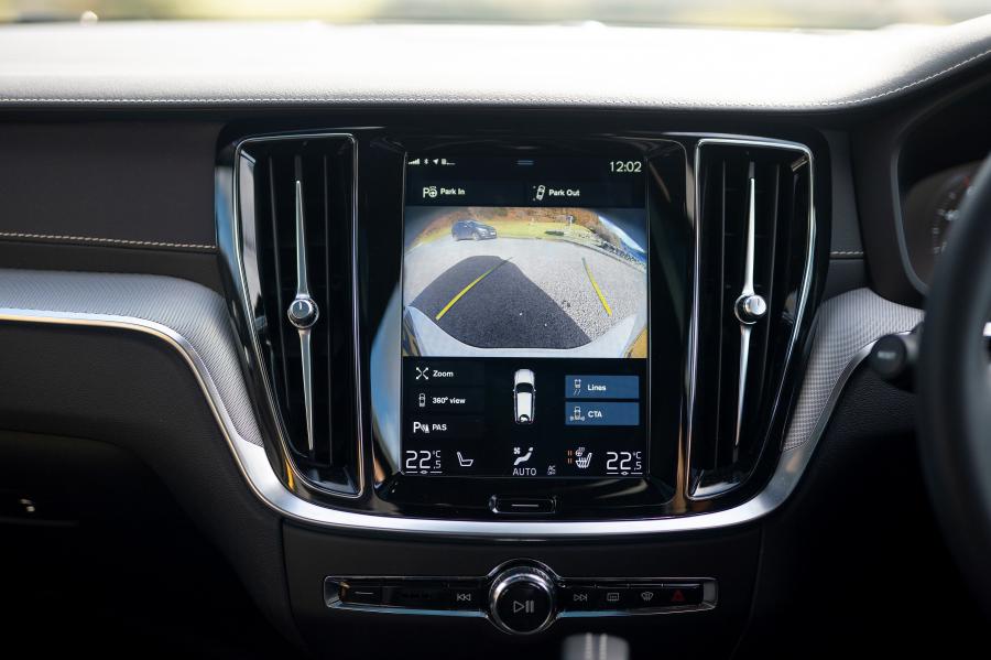 Детали интерьера Volvo V60 T8 Polestar Engineered 2019 года  (UK) (фото 30 из 40)
